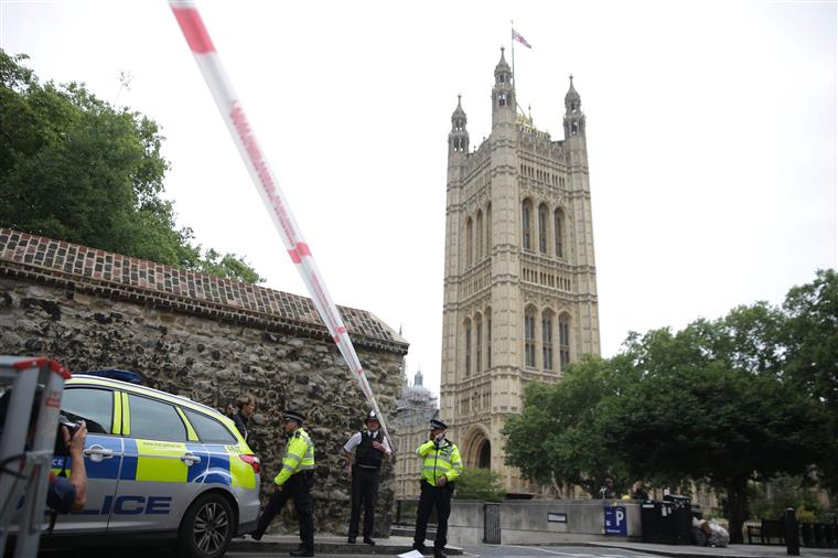 Reino Unido. Atentado terrorista fere três pessoas em Westminster