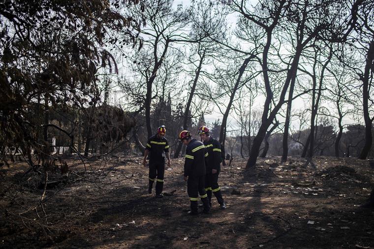 Familiares de vítimas mortais dos incêndios na Grécia processam autoridades