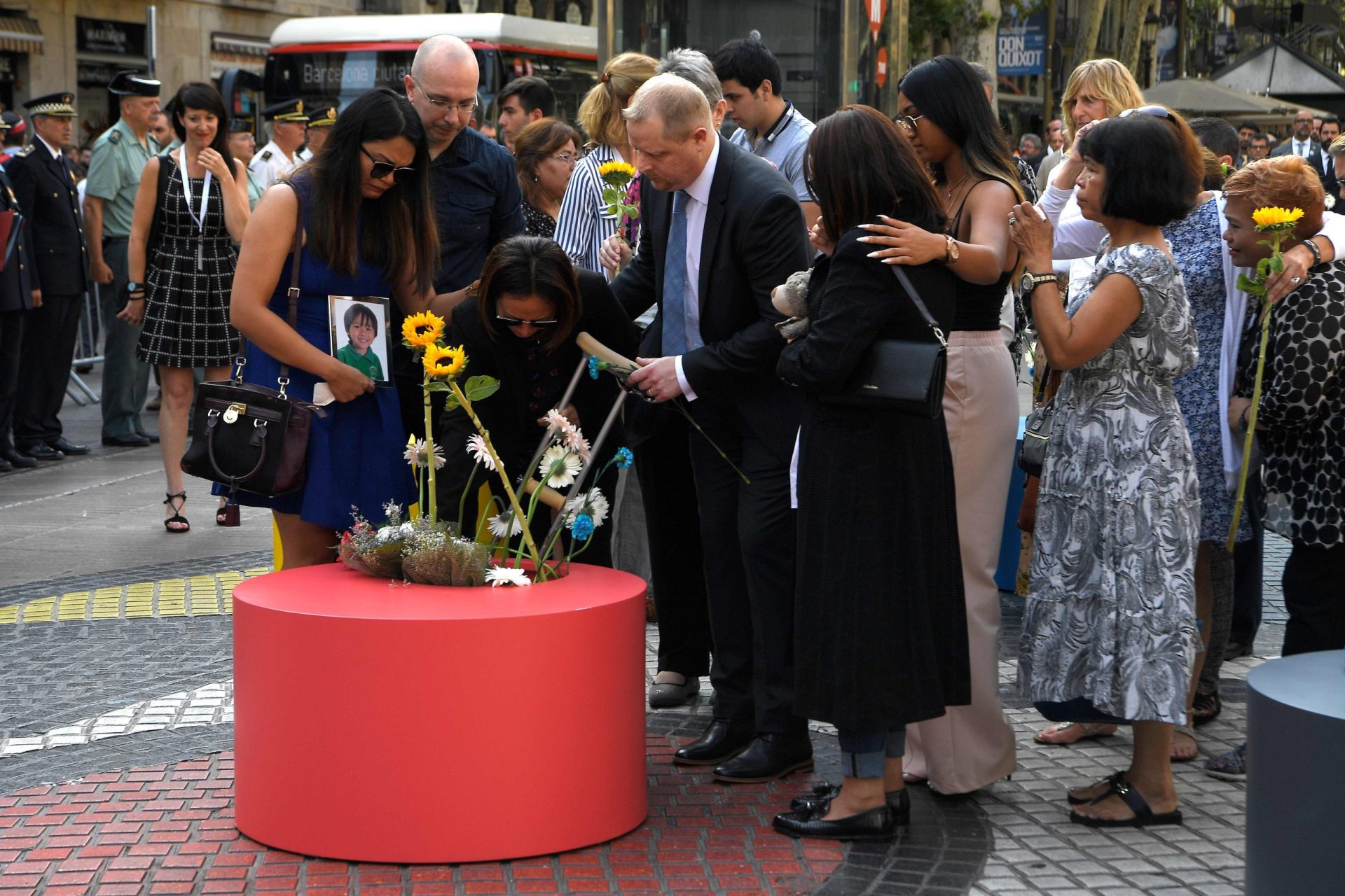 Ramblas. Um ano depois do atentado, faz-se uma homenagem a todas as vítimas