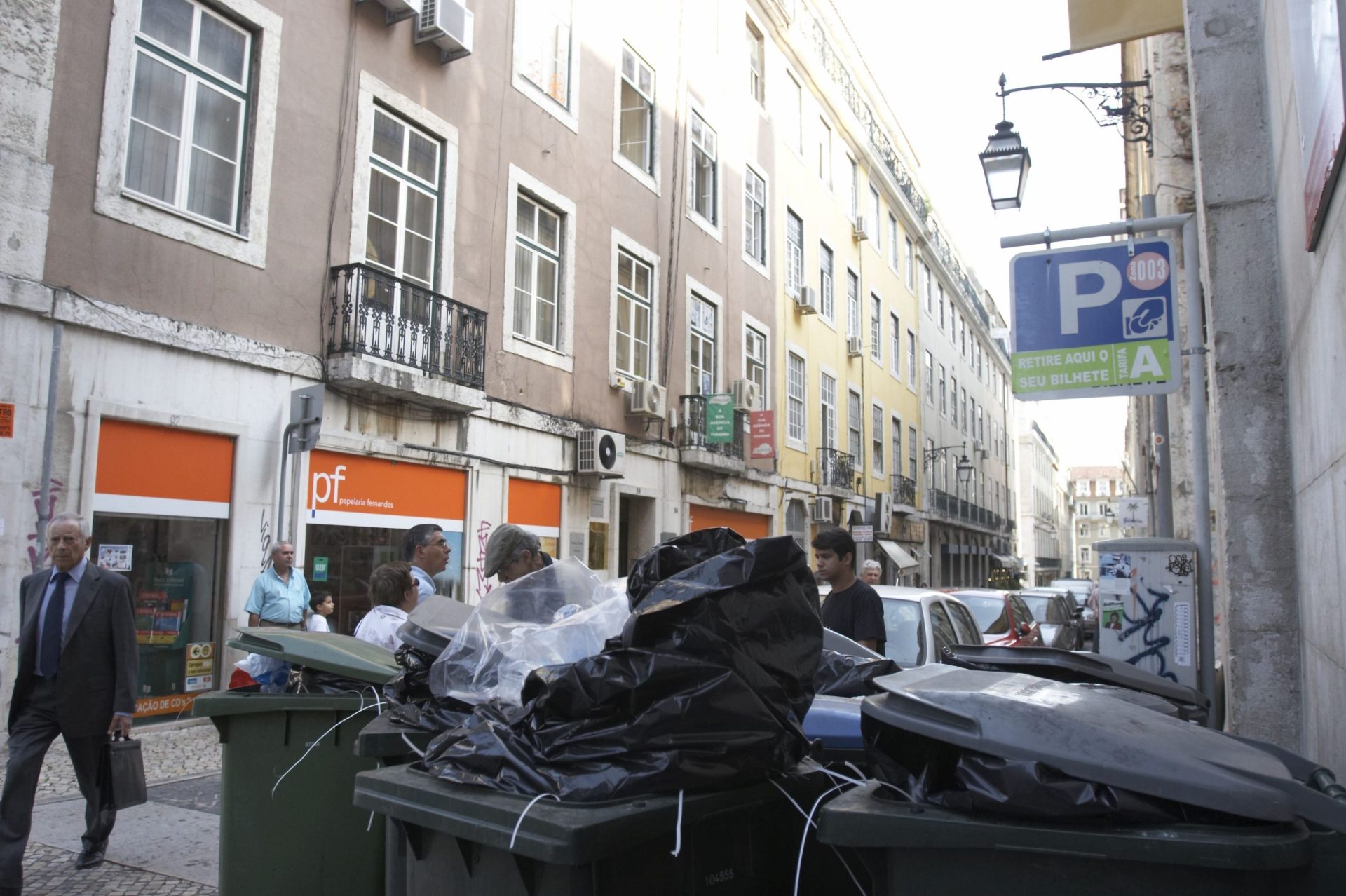 Lisboa. Aumento do turismo cria caos na recolha do lixo