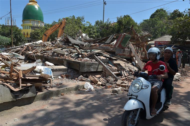 Ilha de Lombok na Indonésia novamente atingida por sismo