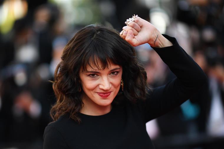 Asia Argento. Depois de negar acusações de assédio sexual, é revelada fotografia comprometedora