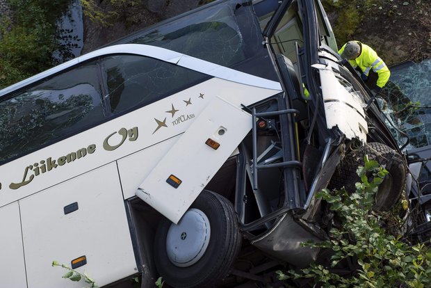 Finlândia. Autocarro perde o controlo e cai de uma ponte