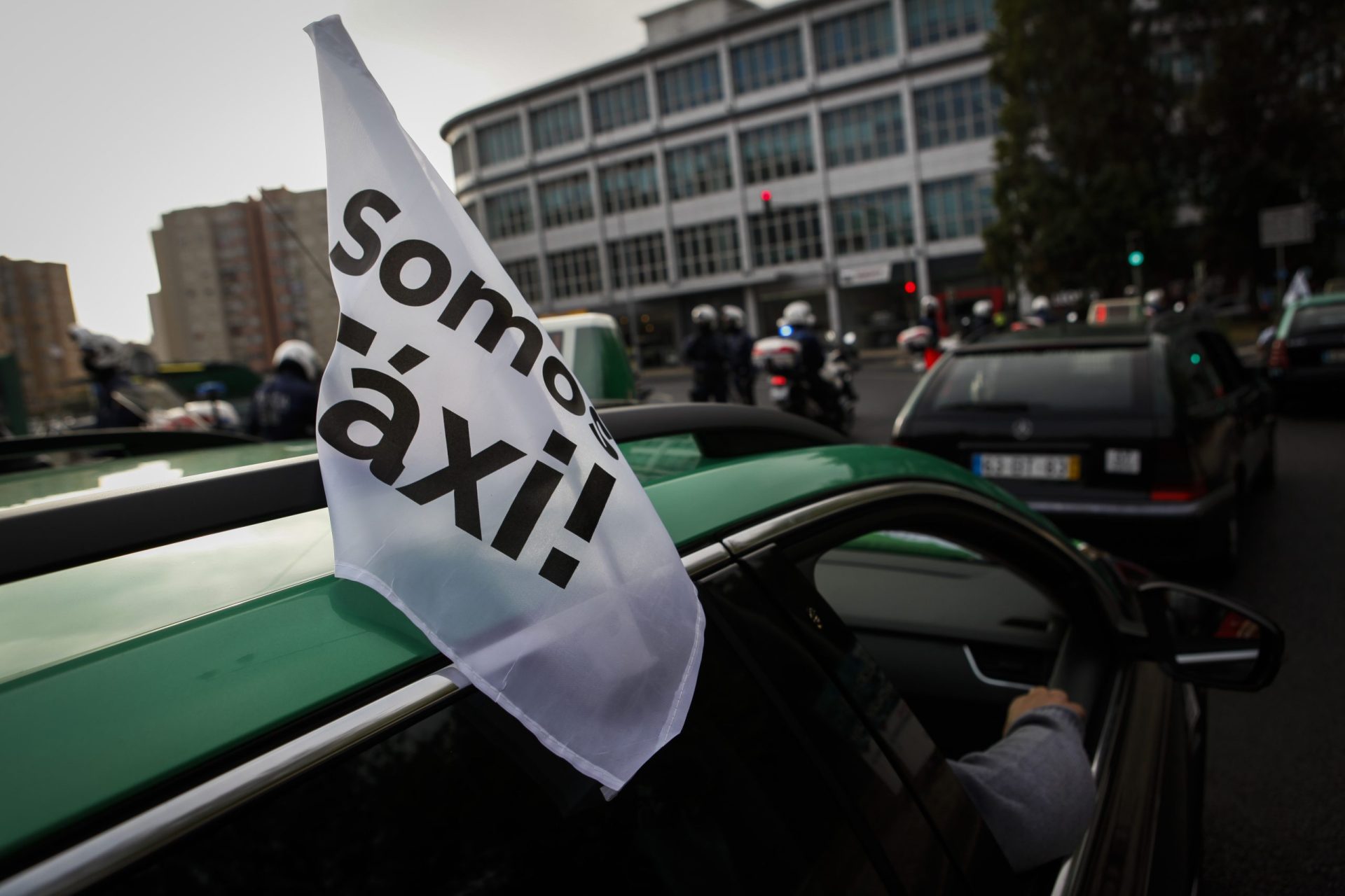 Protesto dos taxistas contra “lei Uber” pretende parar o trânsito