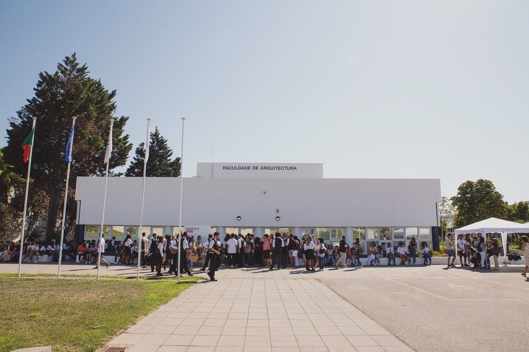 Faculdade de Arquitetura. Foto de jovens em roupa interior gera polémica