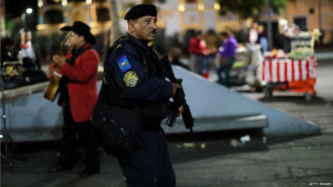 Atiradores vestidos como músicos mariachi matam três pessoas na Cidade do México