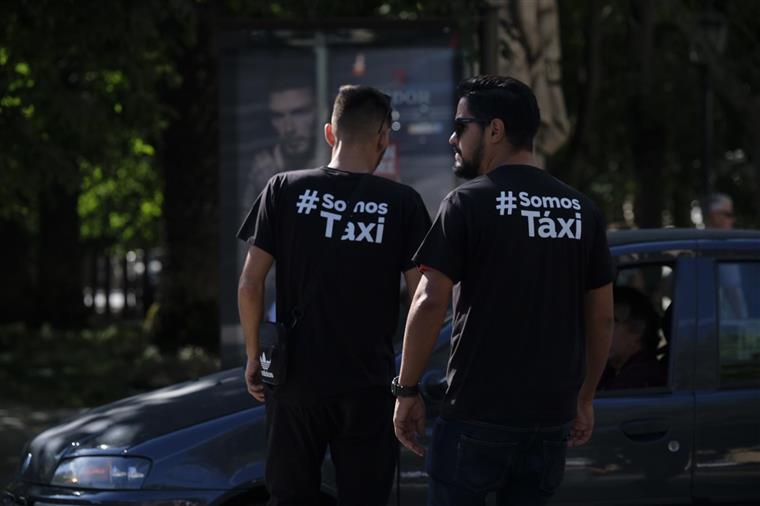 Taxistas continuam luta pelo terceiro dia consecutivo