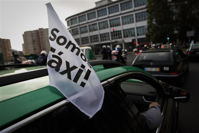 Pneus furados marcam o quarto dia de protestos dos táxis