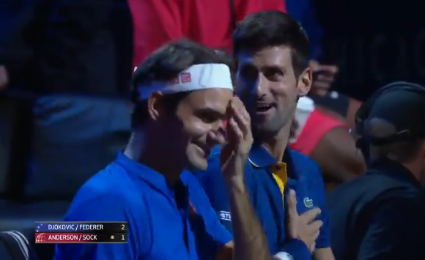 Momento caricato entre Novak Djokovic e Roger Federer