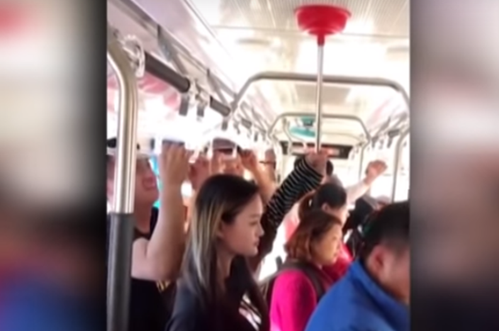 Vídeo | Quando o desentupidor também serve para nos agarrarmos nos transportes