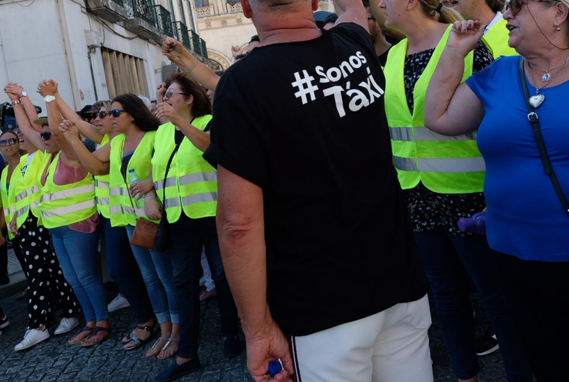 Taxistas cuspiram e bateram em carros que achavam ser da Uber