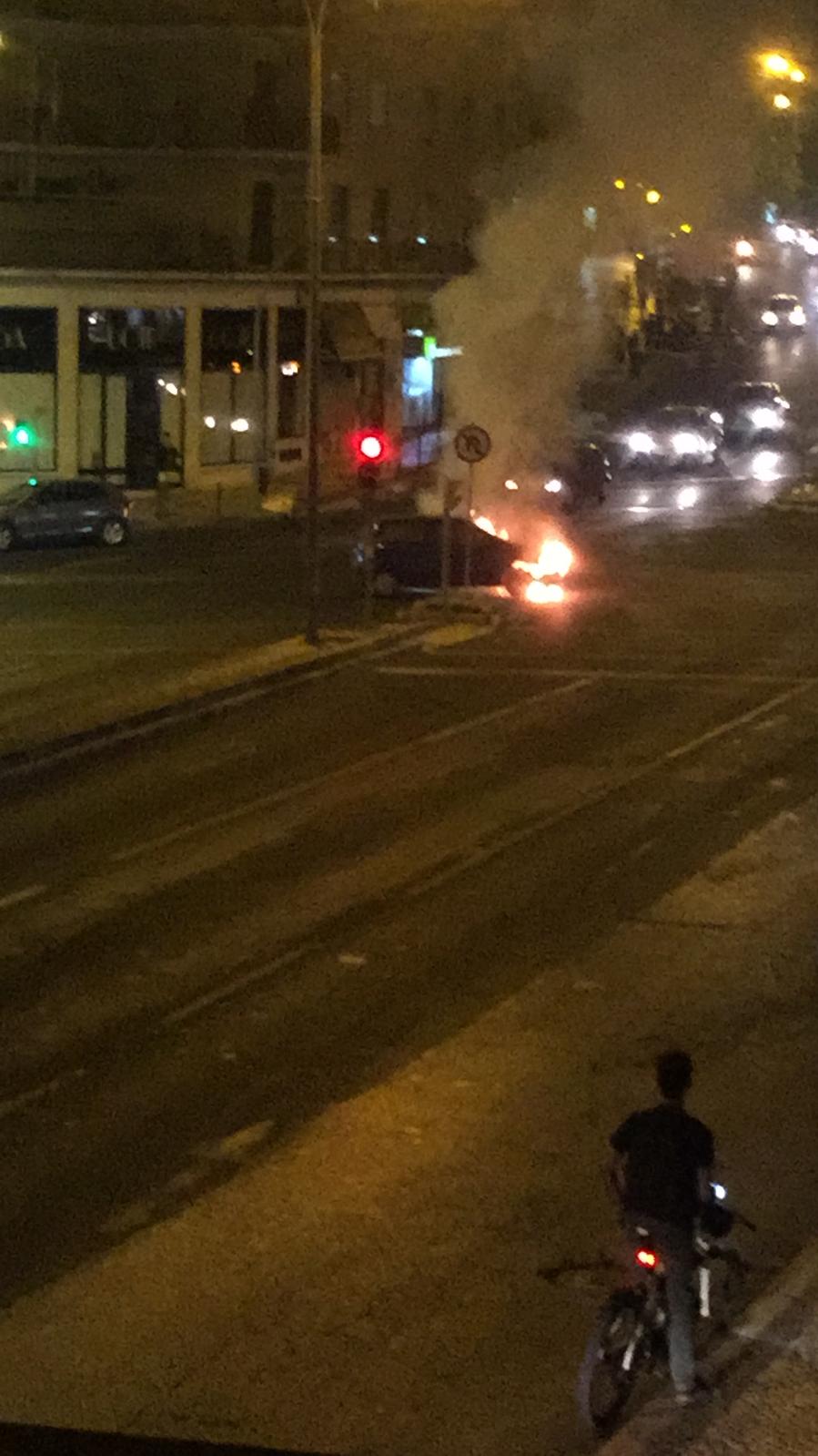 Carro em chamas em Lisboa | Vídeo