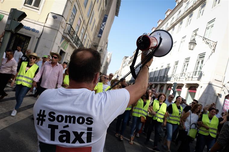 Taxistas terminam protesto contra ‘lei Uber’