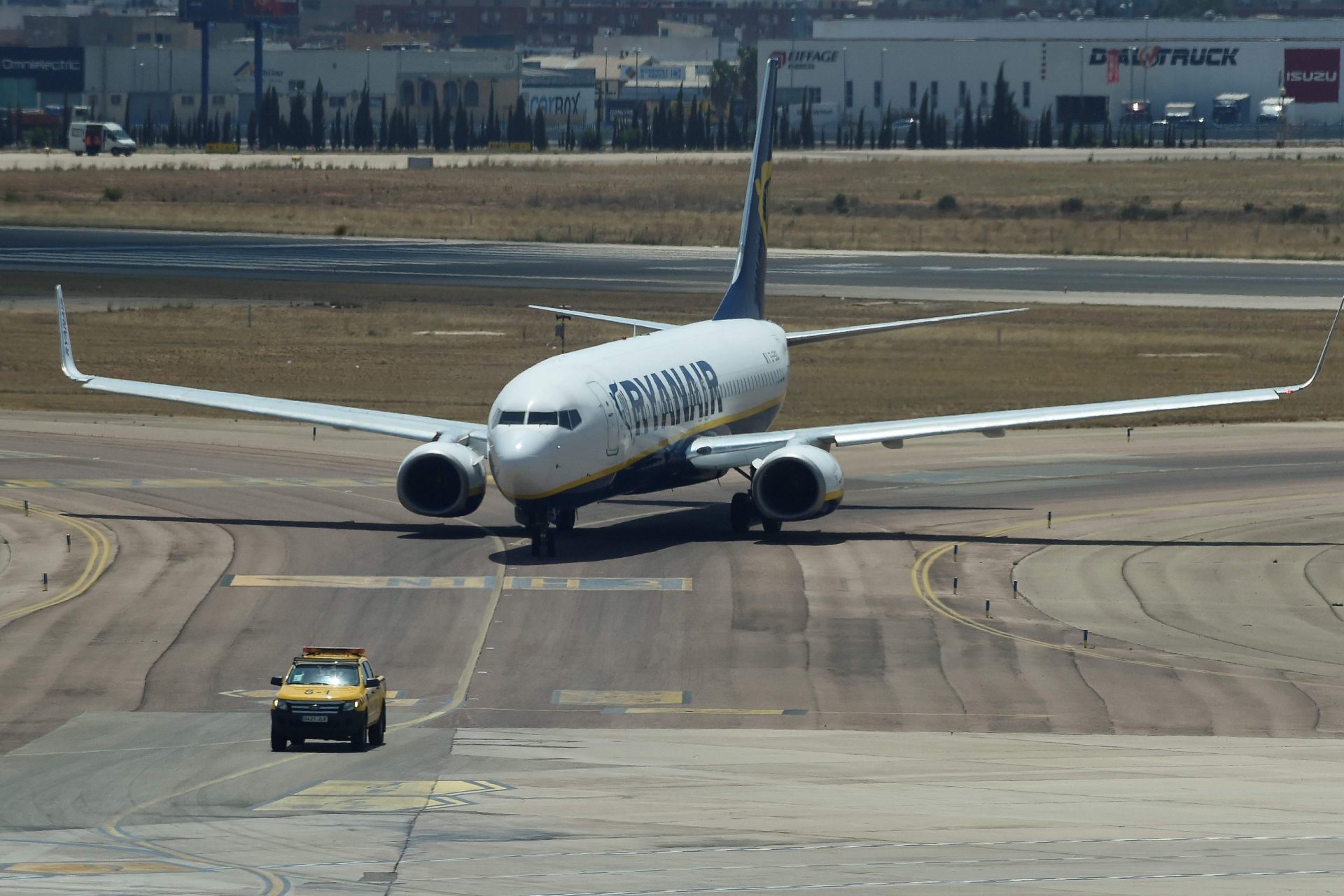 Avião embate em roda de trem de aterragem no aeroporto Sá Carneiro