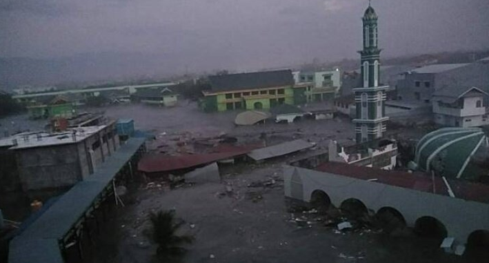 Vídeos mostram força do tsunami na Indonésia | VÍDEO