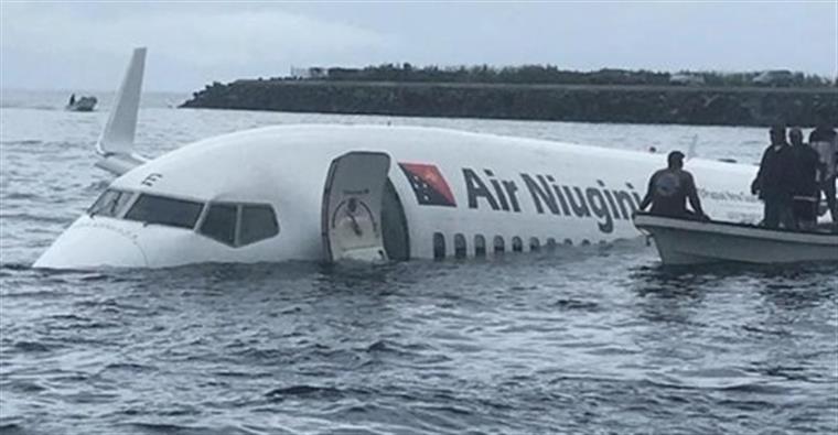 Uma pessoa está desaparecida, depois de amaragem de avião em lago do Pacífico