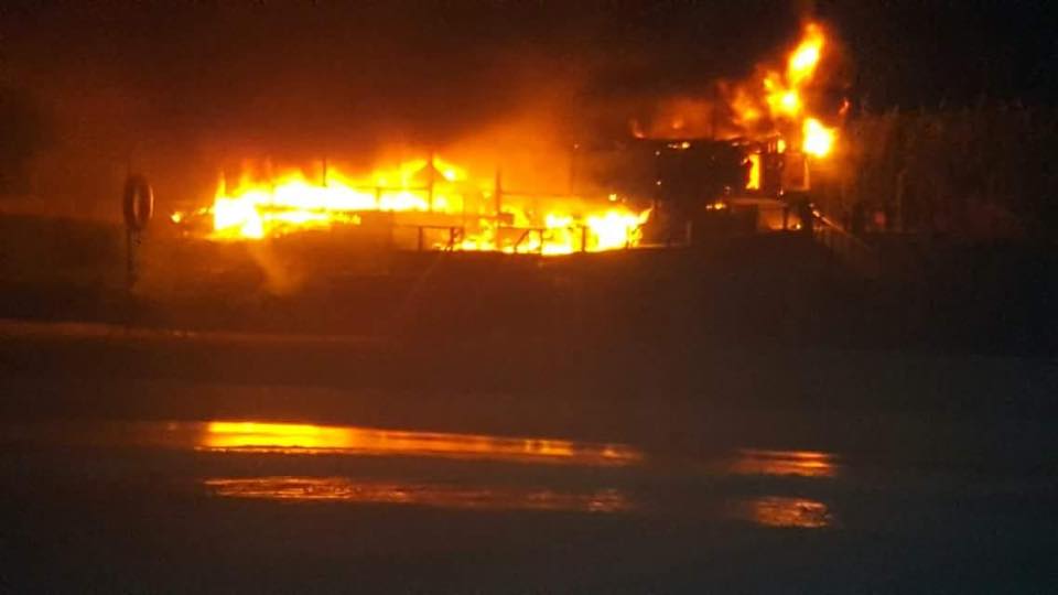 Peniche. Bar da Praia do Baleal totalmente consumido por incêndio