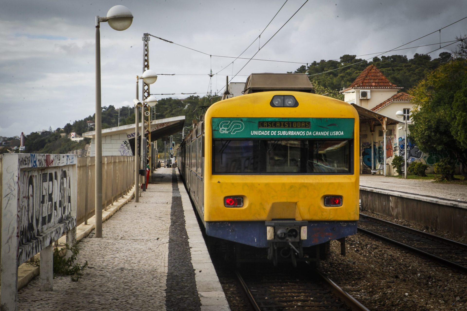 CP. Linha de Cascais retoma horários mas com menos lugares