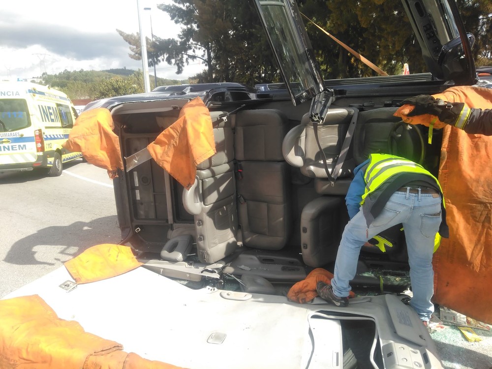 Mulher desencarcerada em colisão com autocarro