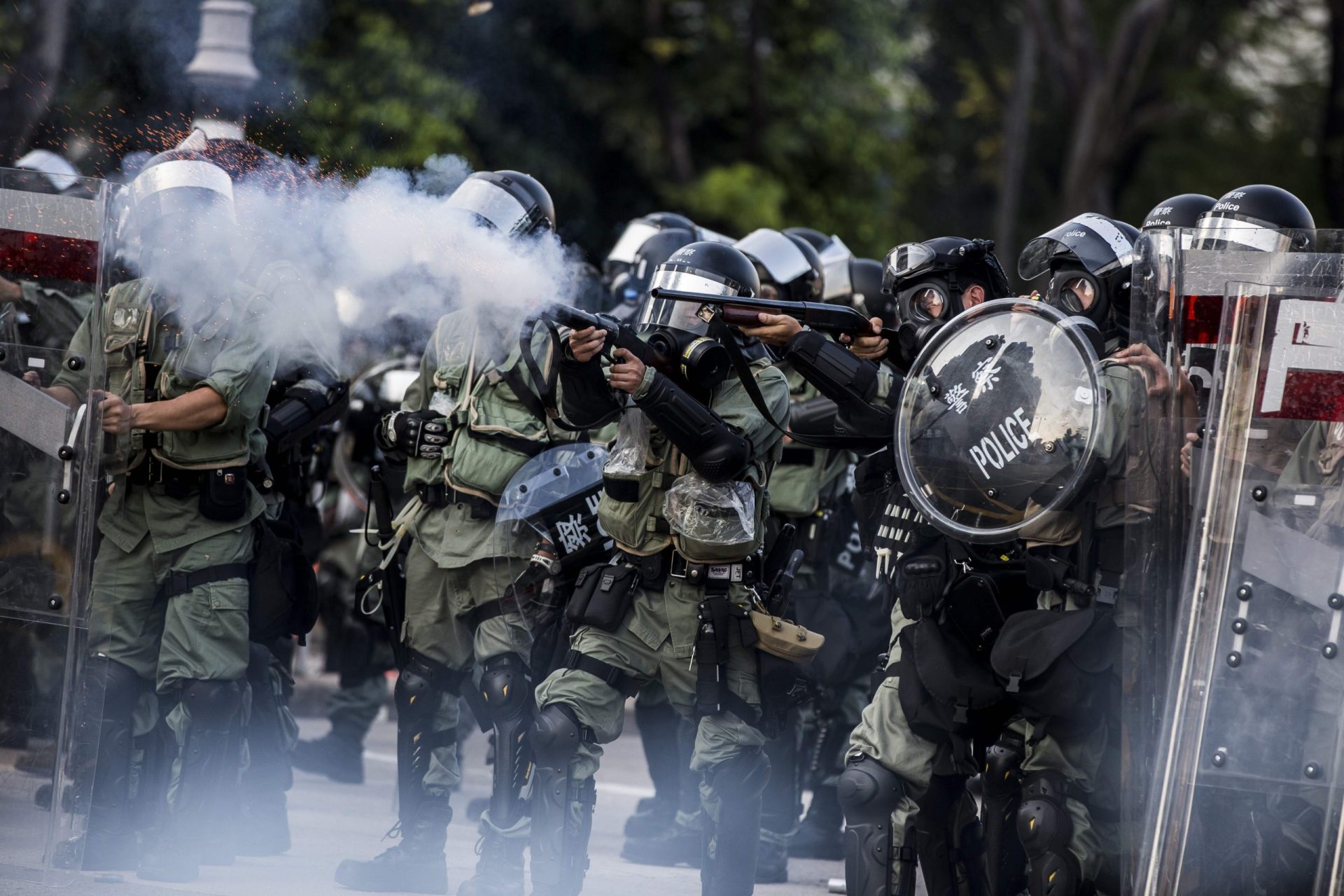 Protestos em Hong Kong. Adolescente atingido a tiro por polícia