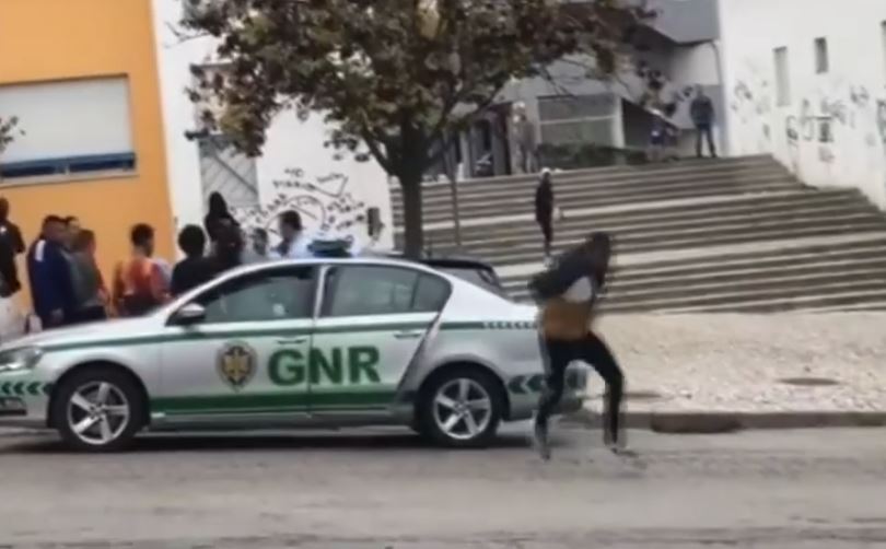 Vídeo mostra detido a fugir de carro da GNR após manobra de distração criada por populares