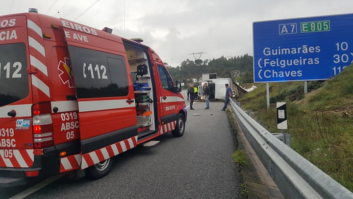 Camião choca com automóvel na A7