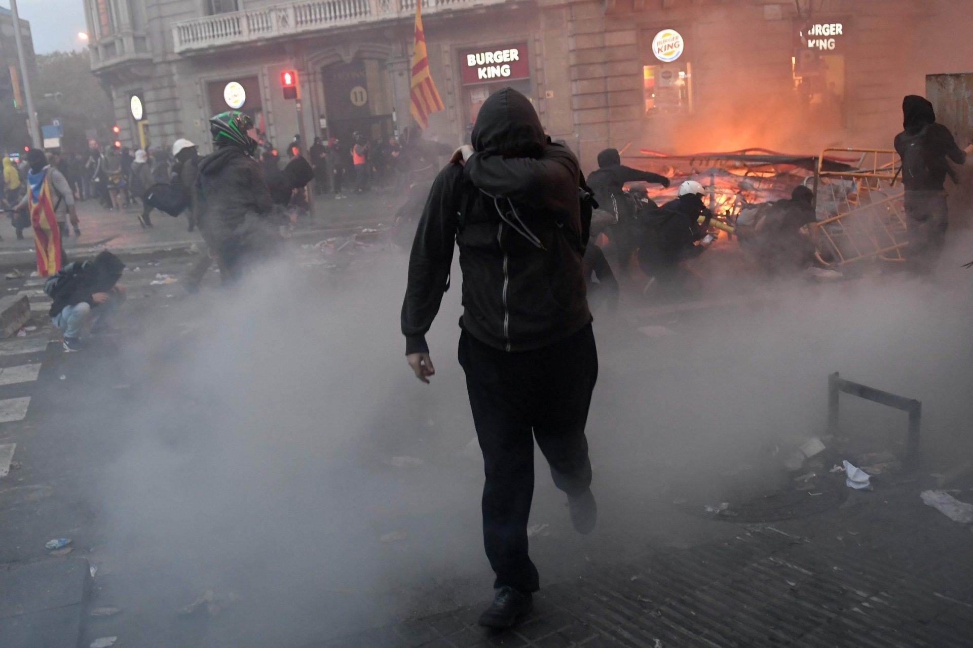 As imagens dos confrontos na Catalunha. Mais de 200 polícias feridos