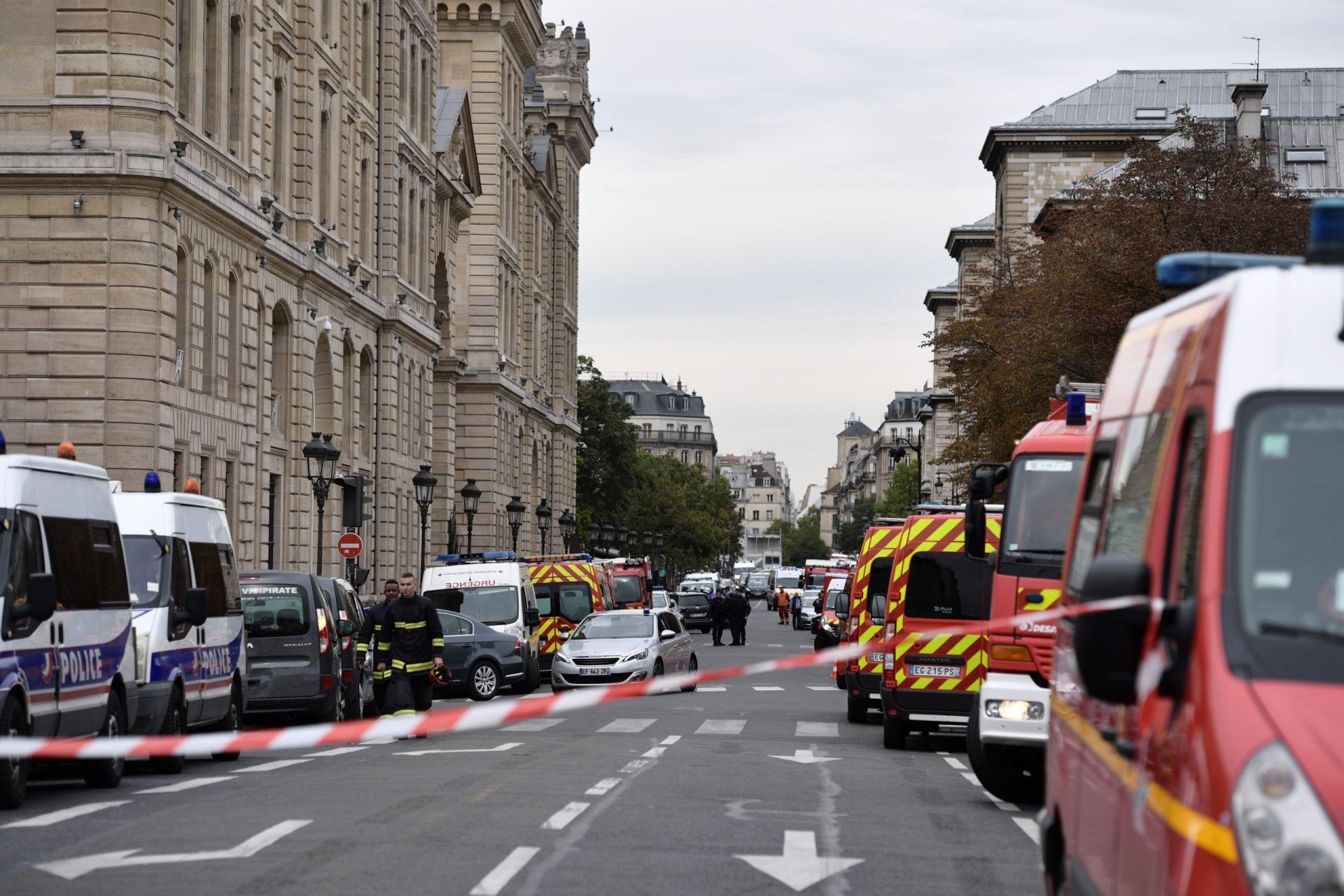 Homem entra em esquadra central de Paris e mata quatro agentes