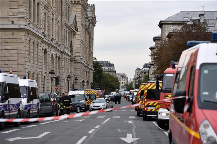 Ataque em esquadra em Paris assumido como possível ataque terrorista