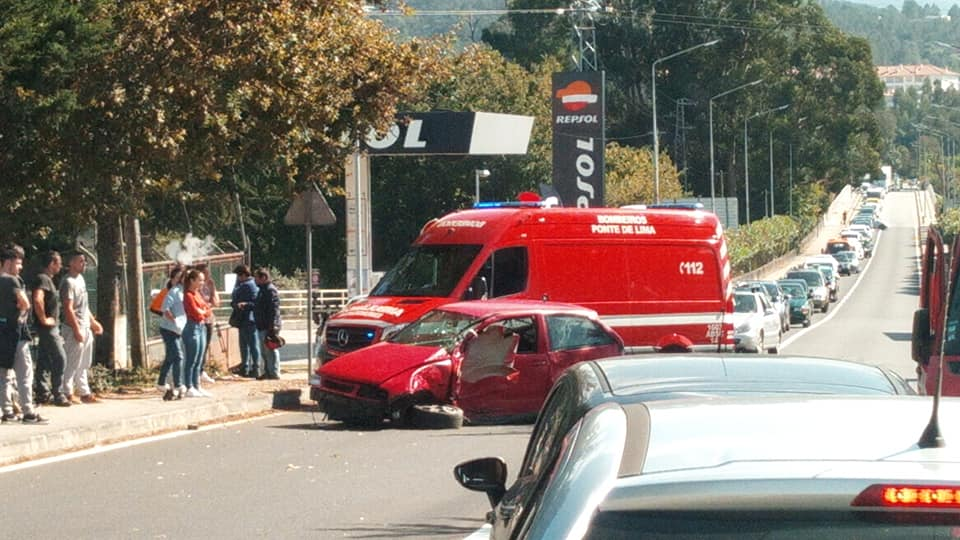 Colisão rodoviária em Ponte de Lima provoca dois feridos