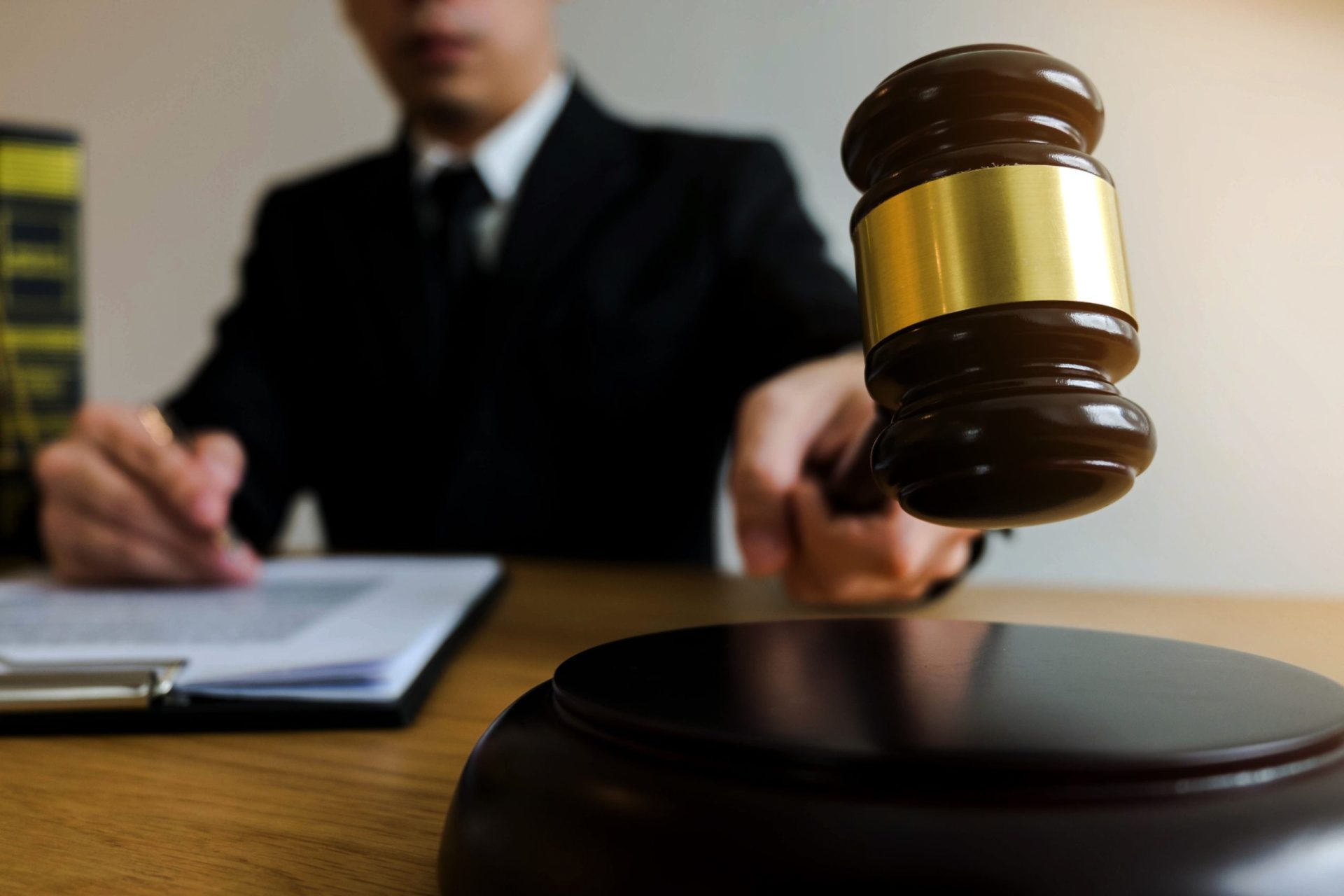 Cobrança de custos de justiça falsos dá prisão para advogada