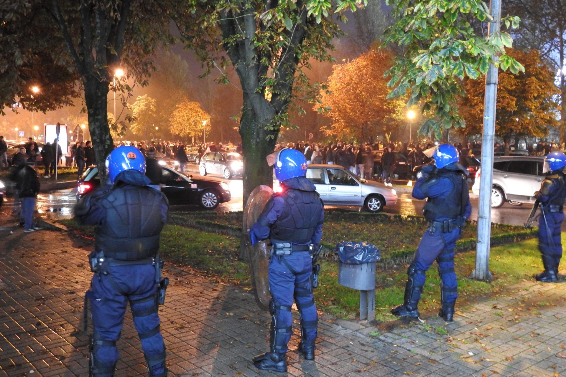 Adeptos do Guimarães atiram tochas incandescentes à PSP