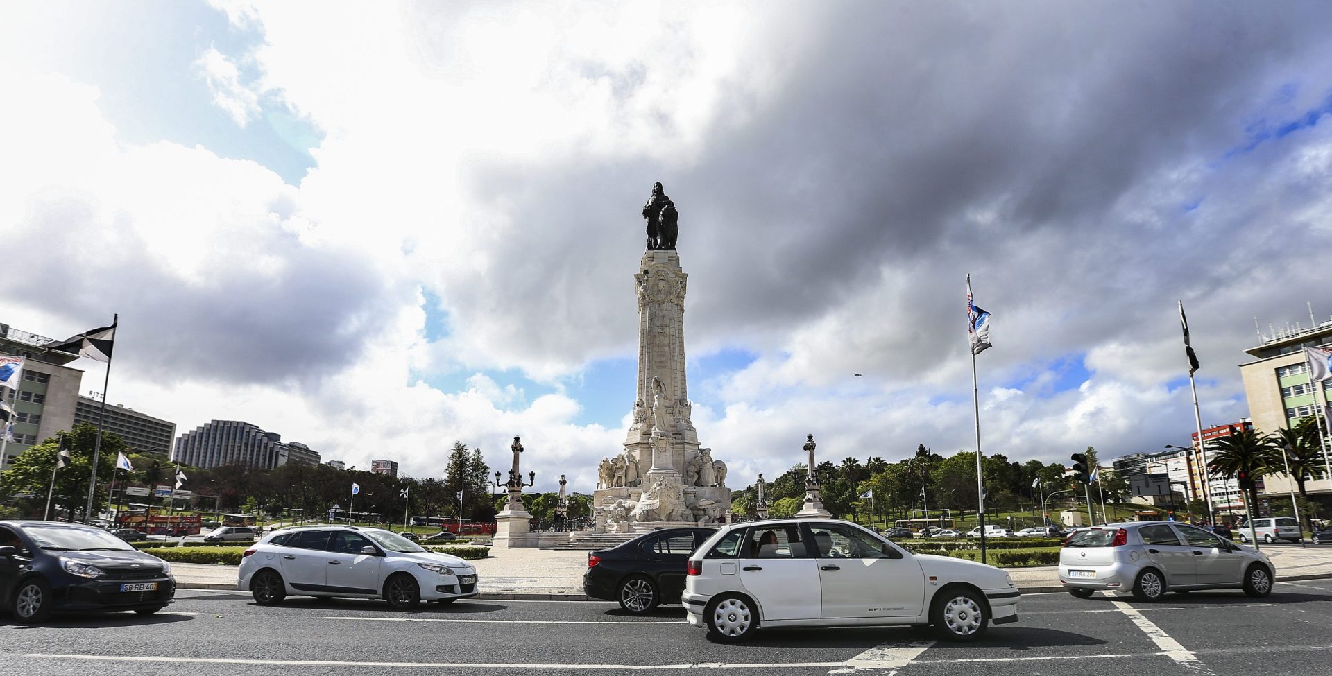 Abatimento de terra corta circulação em rua junto ao Marquês de Pombal