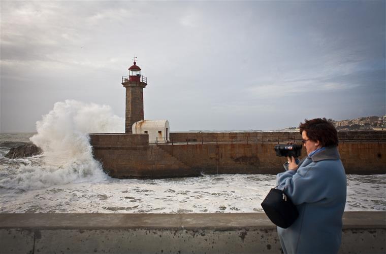 Meteorologia. Agitação marítima, vento forte e chuva deixam vários distritos sob aviso