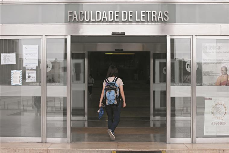 Segunda-feira marcada por protesto na Faculdade de Letras