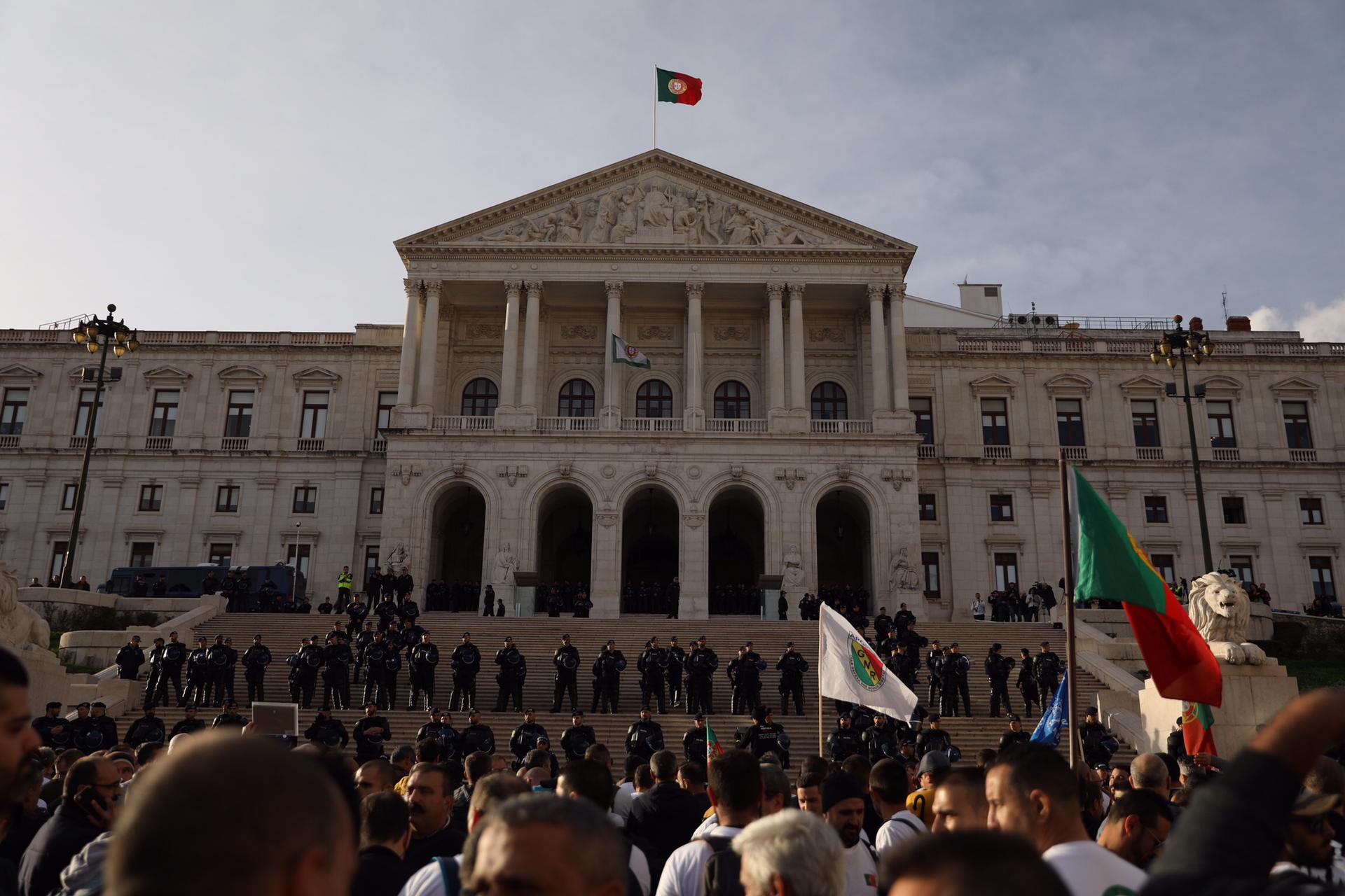 Acompanhe o protesto ao minuto. Organização dá por terminado protesto mas são poucos os que desmobilizam