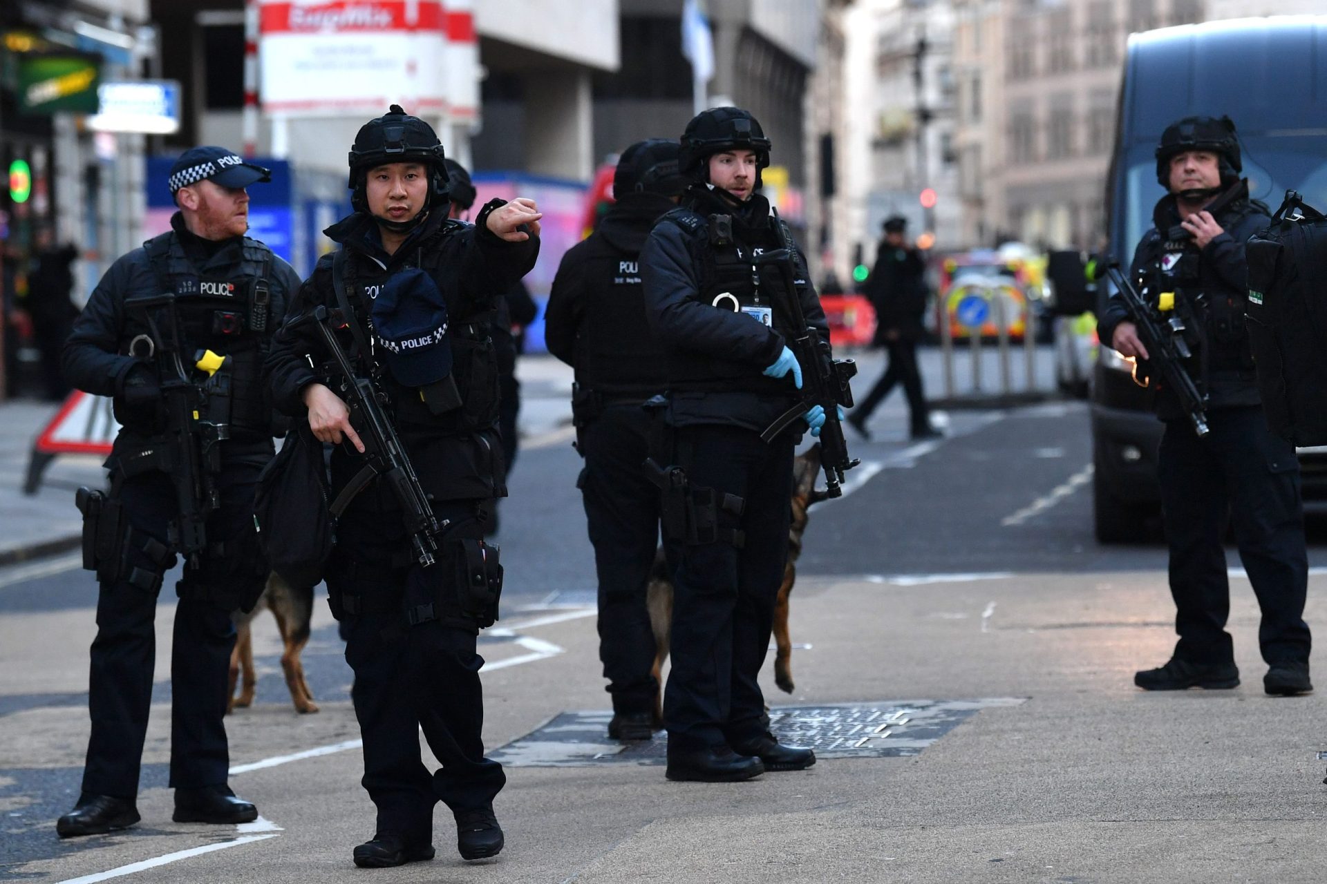 Polícia abateu homem com falsos explosivos na Ponte de Londres. Incidente está a ser tratado como “ato terrorista”