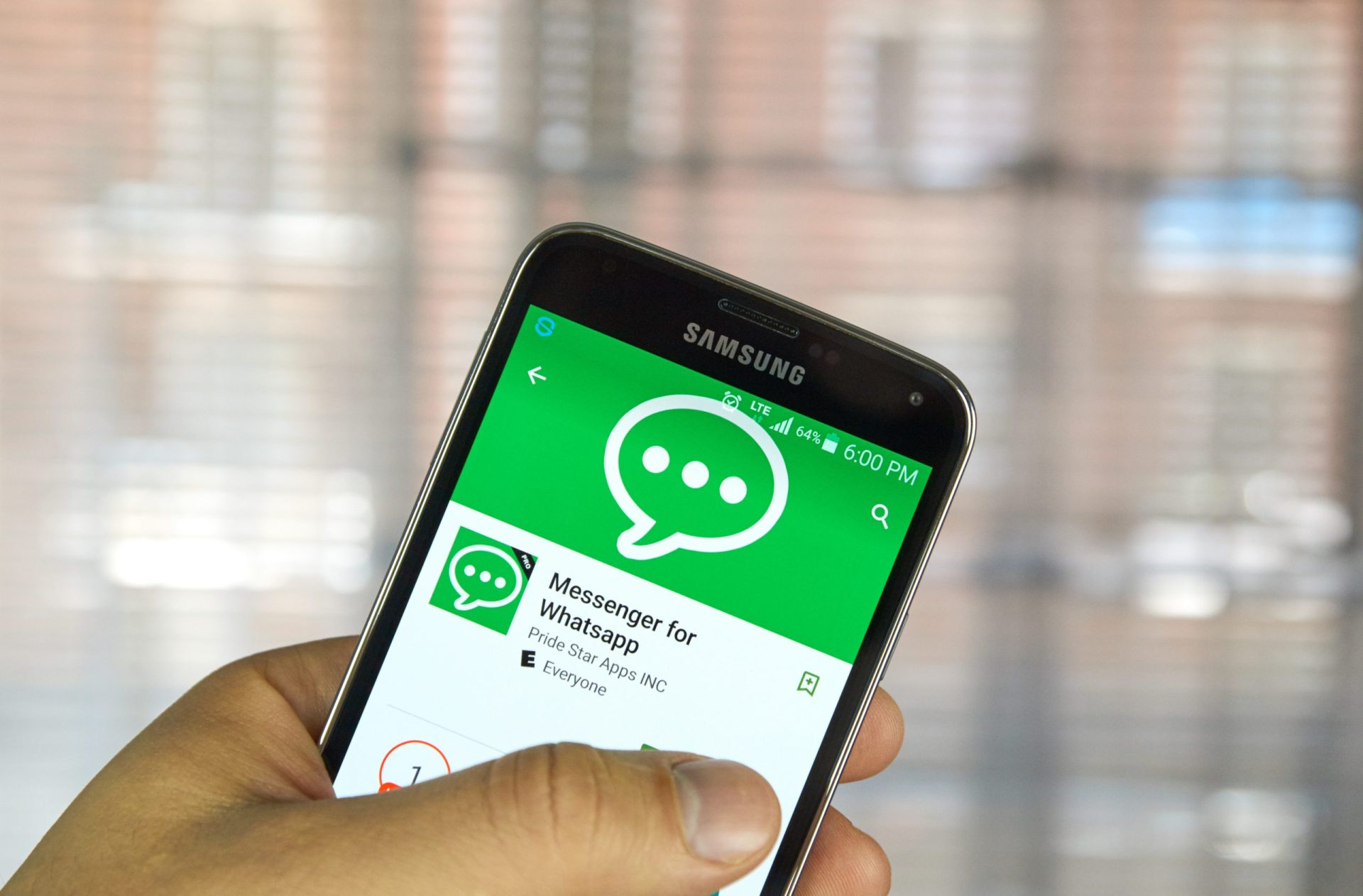 Mensagem fraudulenta no Whatsapp está a oferecer bilhetes de avião grátis