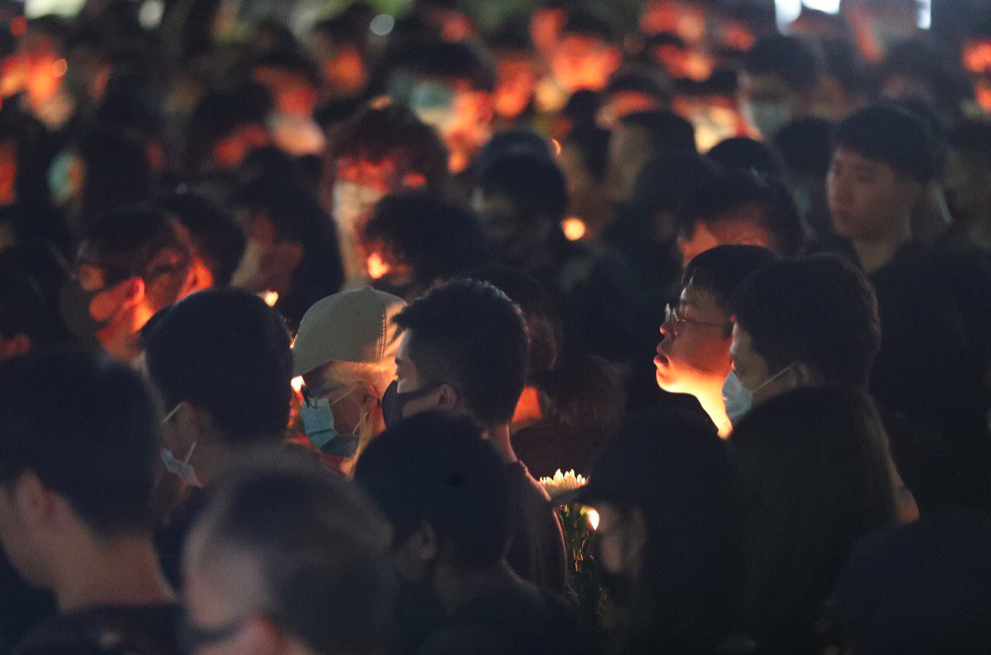 Milhares de manifestantes prestam homenagem em Hong Kong a jovem morto pelo protestos