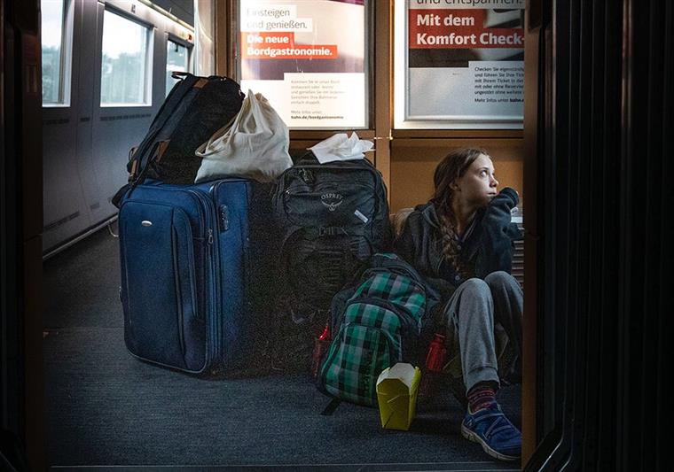 Greta Thunberg partilha fotografia polémica sentada no chão em “comboio sobrelotado”