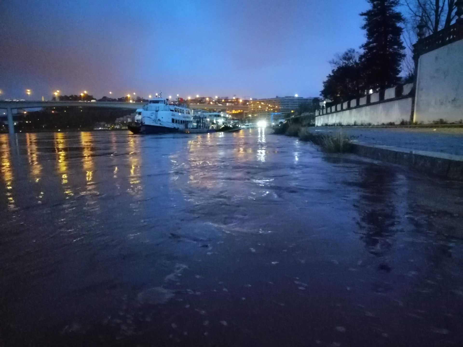 Douro já galgou margens nas zonas ribeirinhas do Porto e Gaia