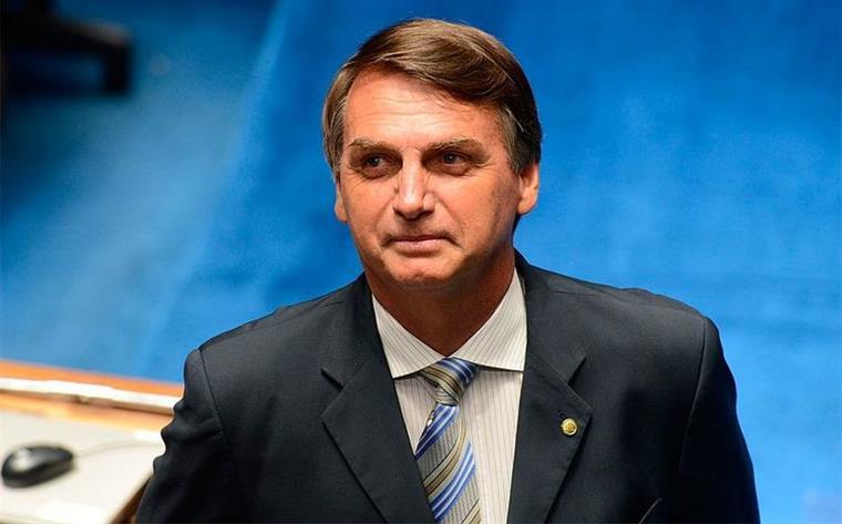 Bolsonaro responde a polémica que envolve o filho: “Tudo tem de ter fatura, comprovativo?”