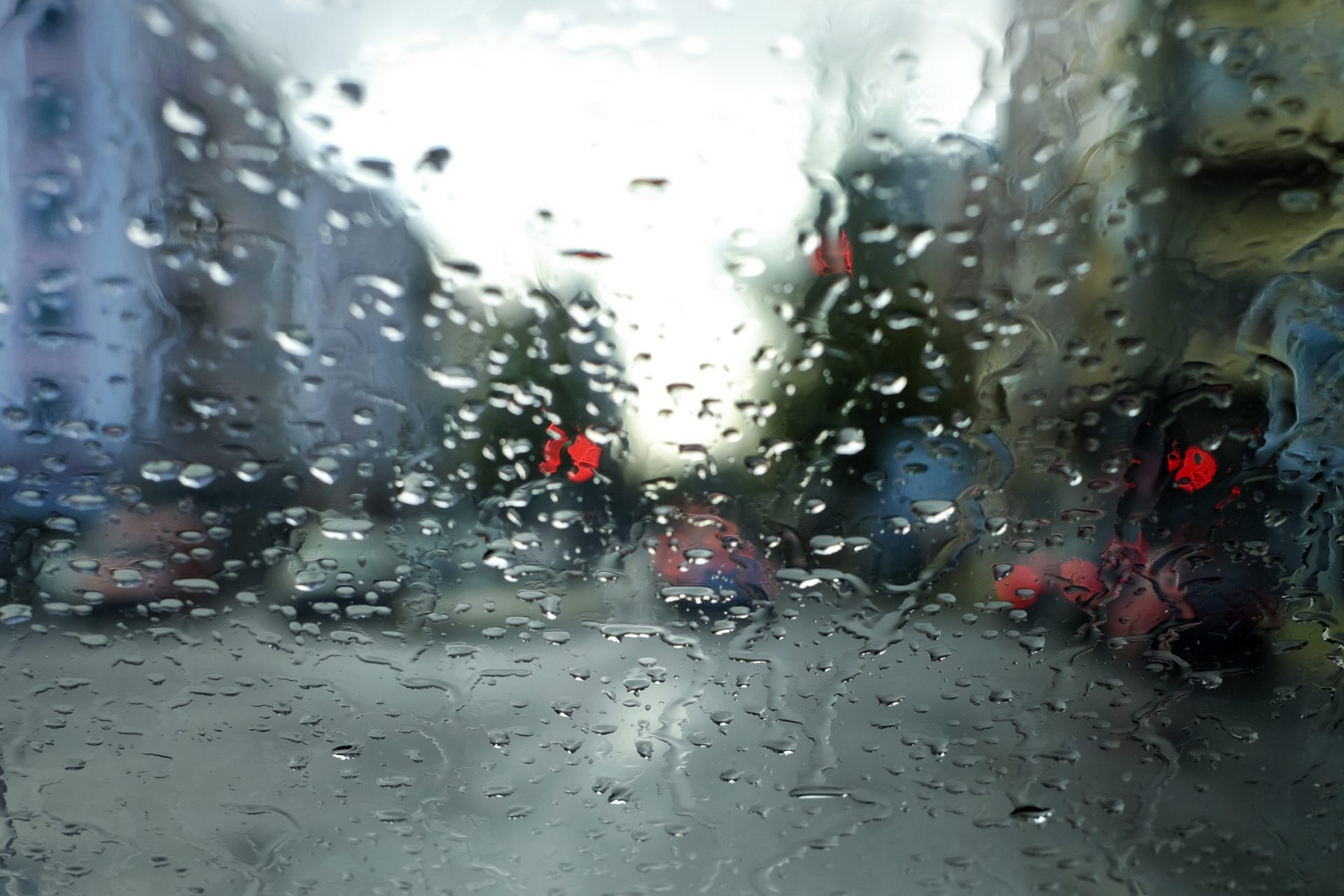 Descida das temperaturas e chuva previstas para esta terça-feira