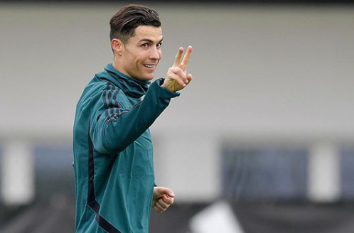 Ronaldo realiza sonho de jovem sem pernas  |  VÍDEO