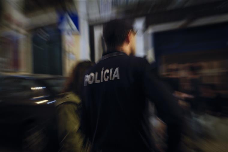 Várias pessoas pegaram fogo a contentores no bairro da Bela Vista ao início desta madrugada