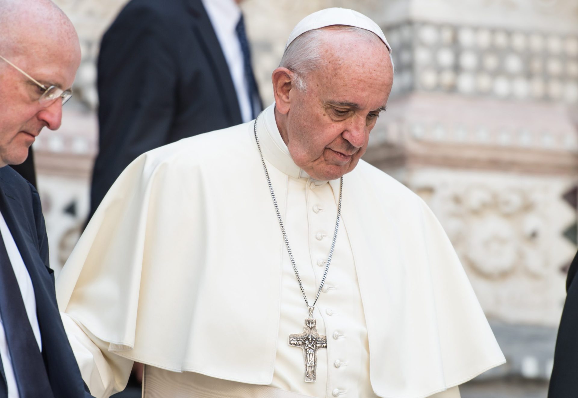 Papa Francisco: “Vive como um ateu. Se vais à igreja, então vive como filho, como irmão, dá um verdadeiro exemplo”