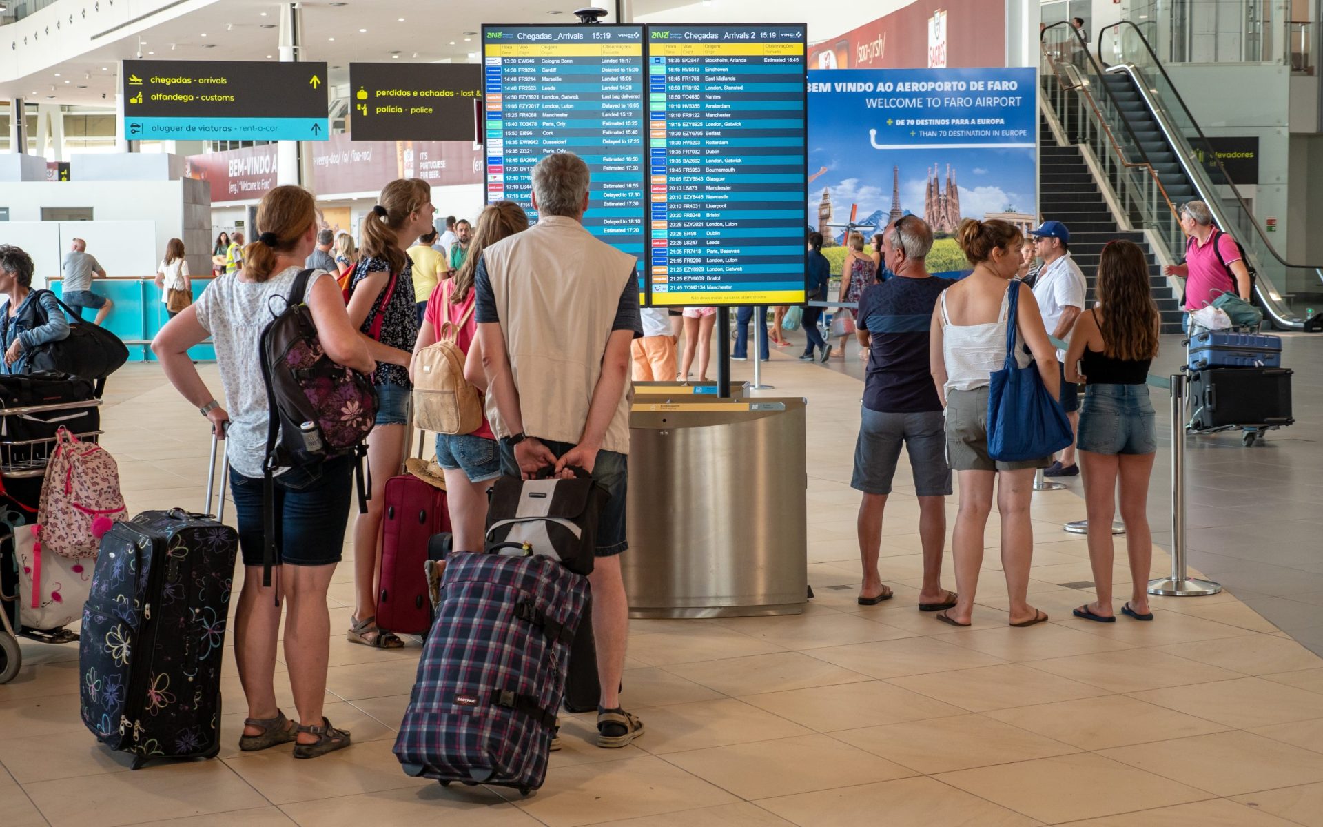 SEF. Detidos cinco cidadãos estrangeiros por uso de documentos falsos no aeroporto de Faro