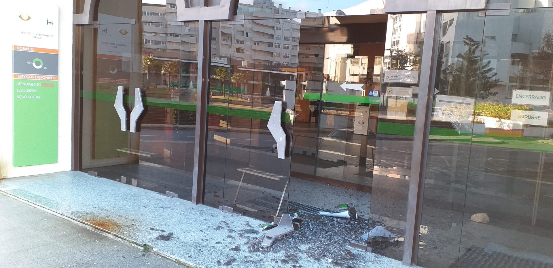 Segurança Social de Braga apedrejada durante a noite