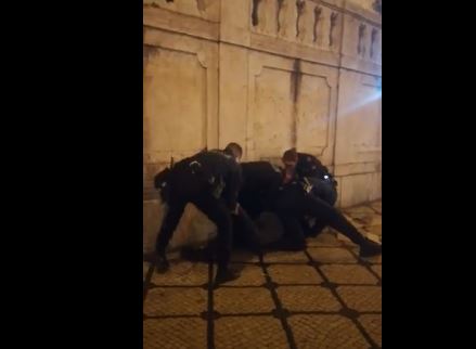 Lisboa. Turistas filmam detenção e acusam PSP de racismo | VÍDEO