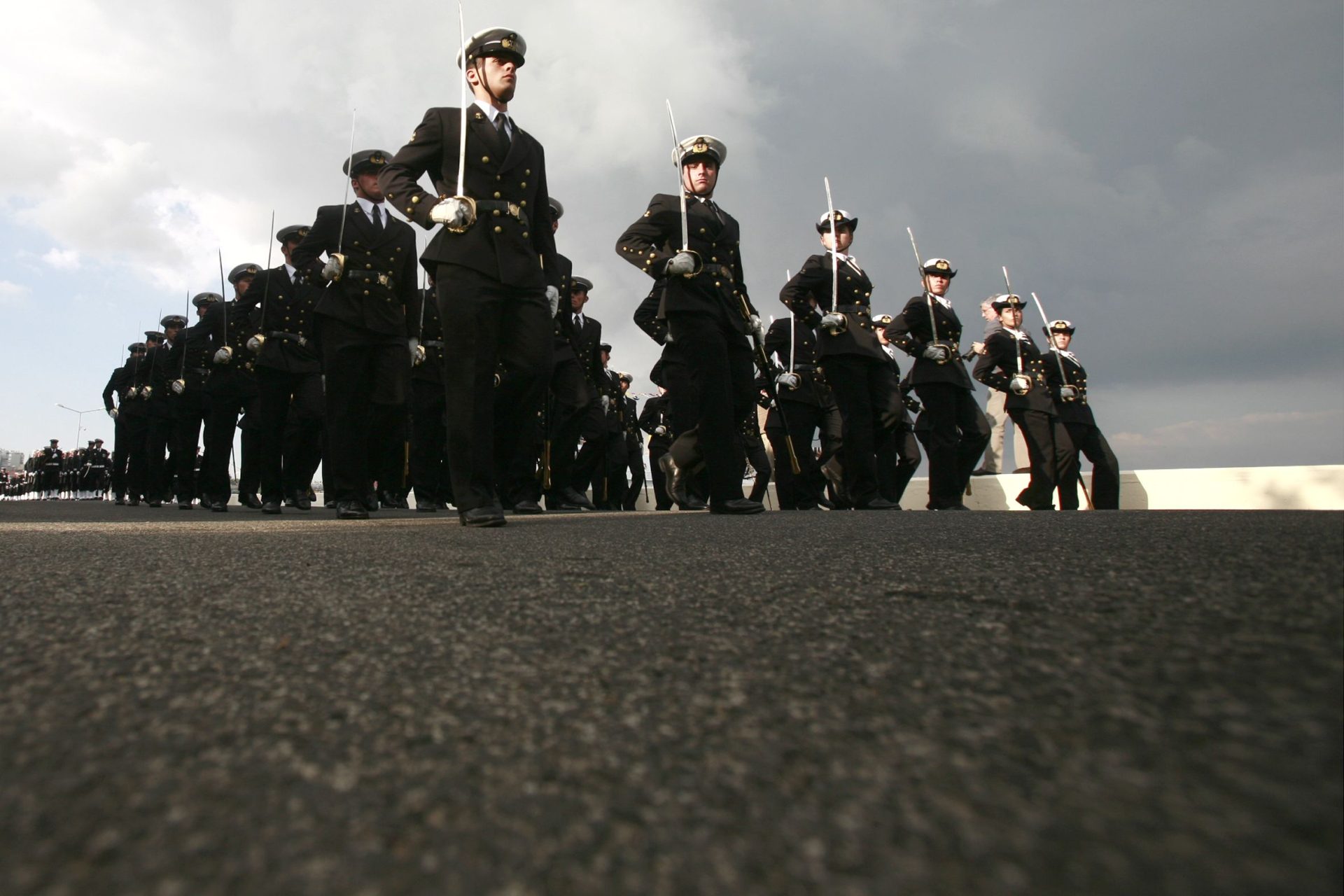 Marinha afasta dois comandantes após polémica de praxes na Escola Naval